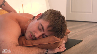 Массаж на парном ретрите становится ГОРЯЧИМ и ВЛАЖНЫМ. - Звуковая ванна - Evelyn Claire, Elly Clutch