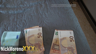 Я предлагаю своей 18-летней горничной деньги, потому что хочу кончить в ее киску