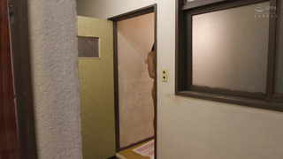 SCOP-873 兄弟2人暮らしハウスでお風呂上がりの兄の巨乳セフレとばったり遭遇！互いに驚きつつも神ボディを