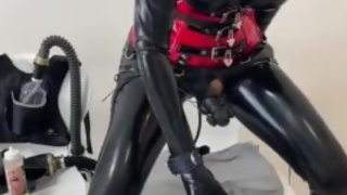 アナルポンプ+尿臭吸引+6重ローターで悶えるラバー女装者