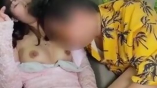 出会い系アプリ、ティンダーで出会った男と車内でセックス 無修正