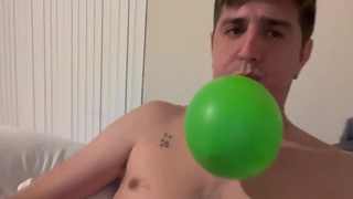 CHICO CACHONDO SE PAJEA INFLANDO GLOBOS ¿ALGUIEN QUIERE AYUDARME?????????