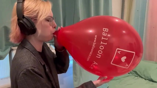 Blowing up a 14’’ Belbal Balloon until it POPS!