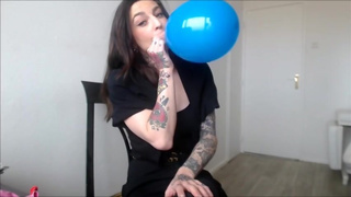 ballonnen knallen met hoge hakken