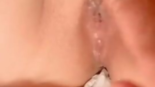 おまんこから溢れ出る甘酸っぱい本気汁????ヌルヌル甘しょっぱくていつでも舐め尽くしたい【日本人素人HENTAIカップル個人撮影35】