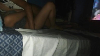 Mi cuñada entro a mi cuarto para ver una película, y termino bajando se el calzon