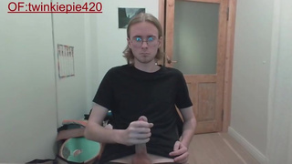 Teenage Twink Jerks off on camera live