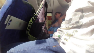 Stedsøn begynder pludselig at røre ved sin barmfagre stedmors bryster og kusse i bussen