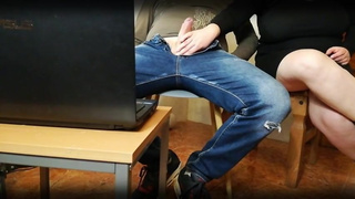 MILF madrastra atrapó a su hijastro masturbandose y lo hace correrse rapido en sus bragas.