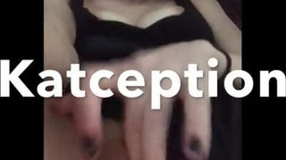 AMATEUR PUSSY PLAY IN THE CAR