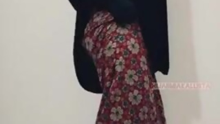 Slim Muslim Girl seduces you with Firm Buttocks to get Hot Anal. ???? Do you want to fuck her?