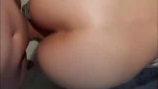 safada tomando rola de quatro enquanto os pais dormem no quarto ao lado