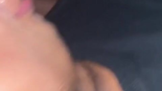 Chica sexy no saca mi polla de su boca hasta que lo deja cremoso