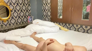 清楚な彼女にイってもやめない激ピストンで大量潮吹き＆中出し